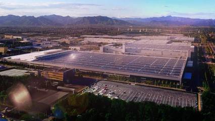 全新EQE開啟奔馳電動新紀元，百年豪華品牌如何突破科技次元壁？