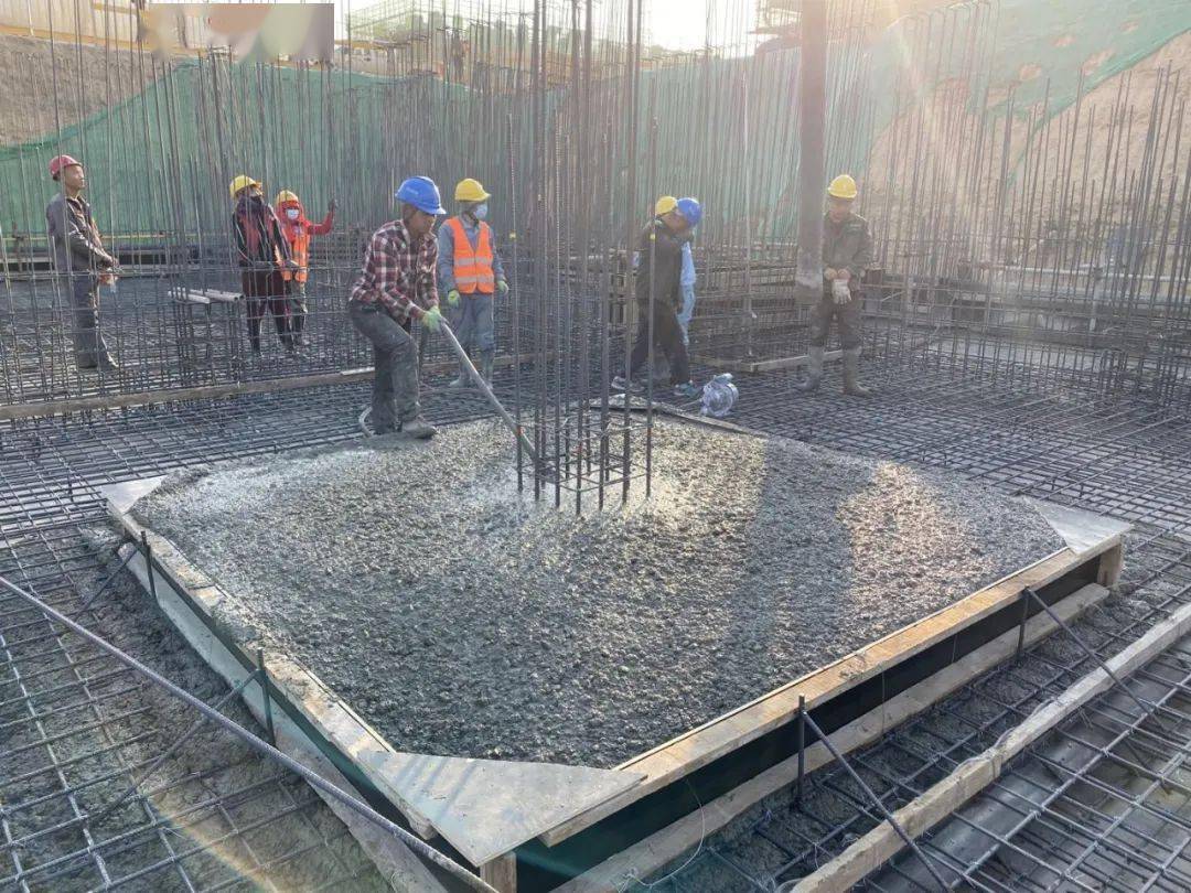 朱雀湖項目迎來關鍵節點 首塊筏板澆筑順利完成，基礎設施建設穩步推進